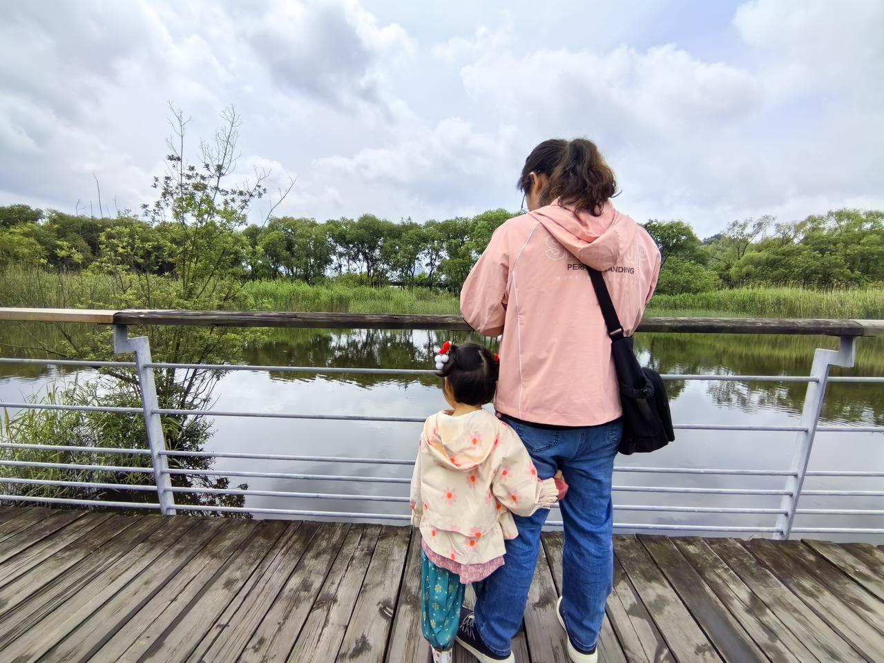 【热评】教育的年代感
小孩一个月九次弄丢书包 妈妈发现真相

 小孩一个月九次弄