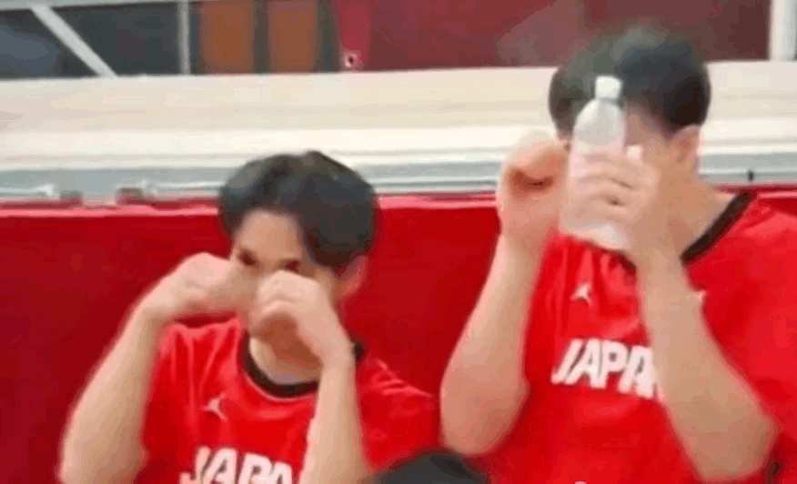 奇耻大辱啊！
中国男篮惨败日本队后，日本球员假装哭泣，讽刺男篮被打哭了！
中国女
