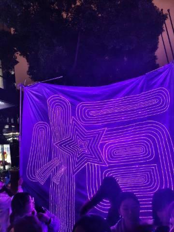 陈奕恒 温柔晚风邂逅浪漫紫海，定格少年成长瞬间💫 陈奕恒今日下班路透氛围感拉满