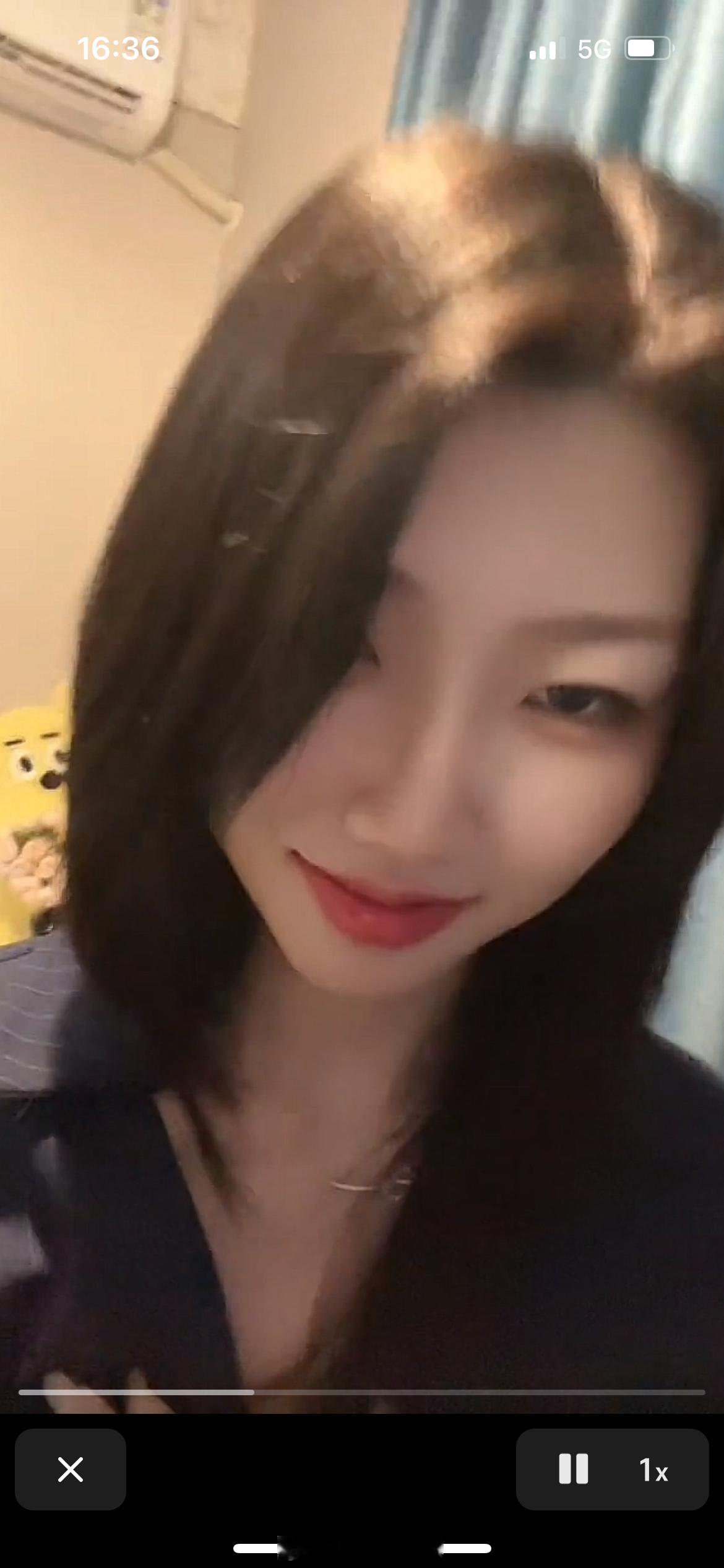 因为抖的滤镜感觉米棕色挺好看的，现在染头中，马上弄完了，赌一个哭着出来还是笑着出