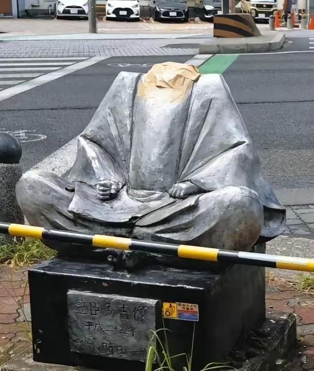 侵略朝鲜的罪魁祸首丰臣秀吉雕像被日本警察和一位日本市民斩首了，虽然新闻报道两人都