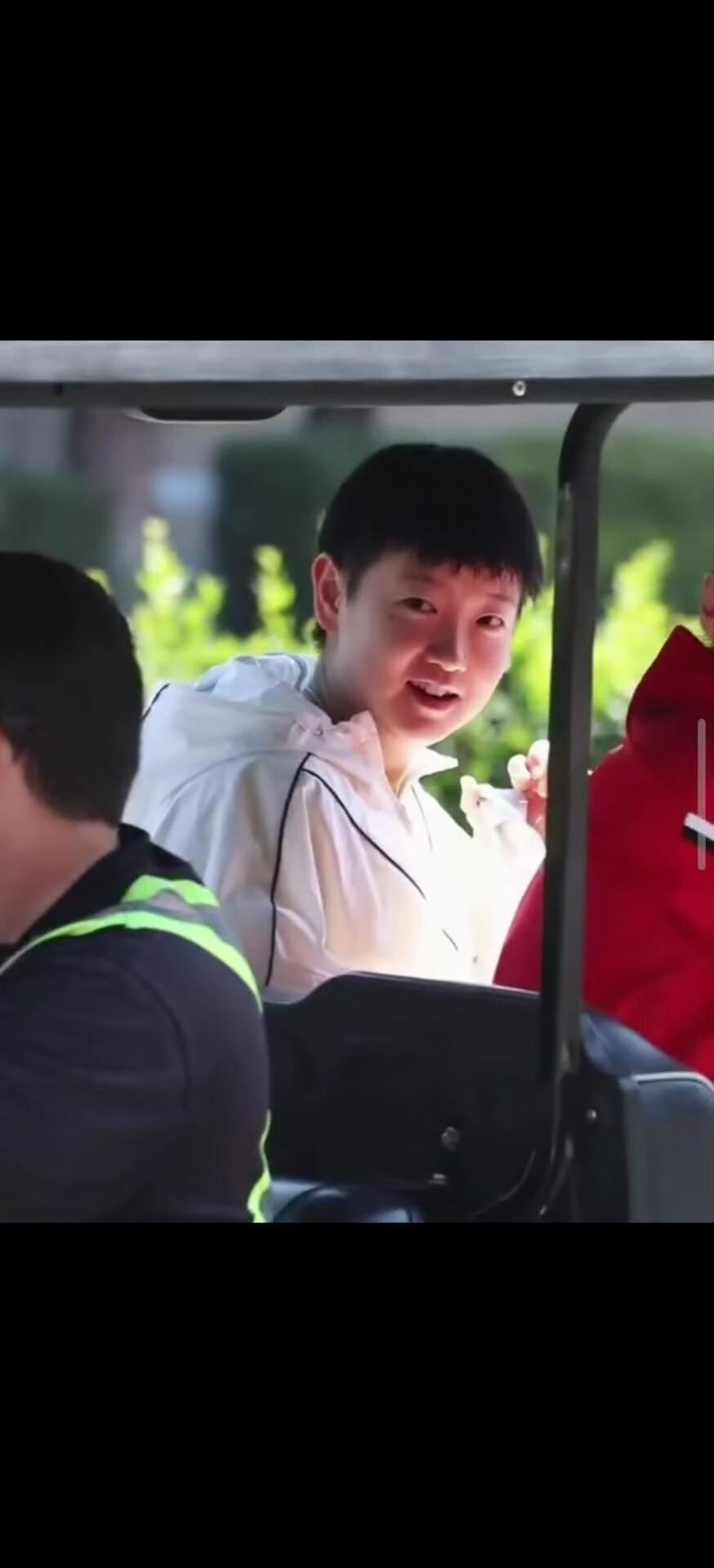 莎莎很开心啊，心满意足了，这是早上可以看到，时差的幸福，醒来就看到了！
孙颖莎拿