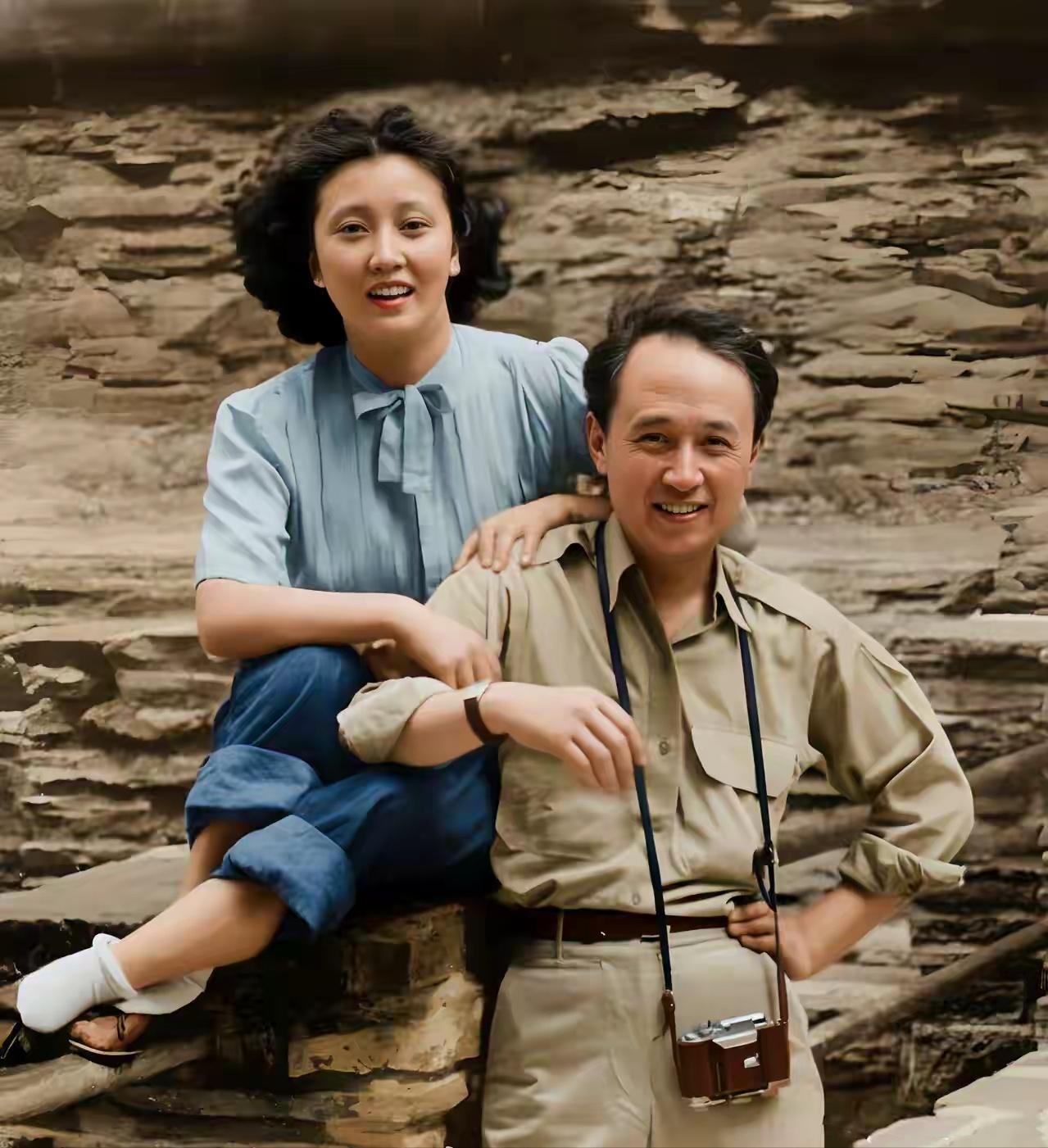 1954年，钱学森夫妇在美国伊萨卡岛，一张老照片温柔了岁月，也震撼了无数后人。4