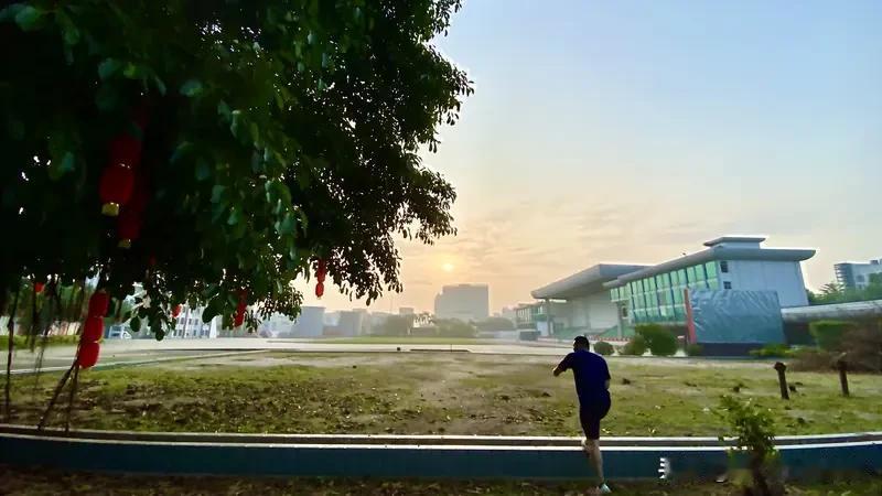 新年的第三天，我终于做到了那件念叨了好久的小事。。。
 
之前总说要早起晨跑，结