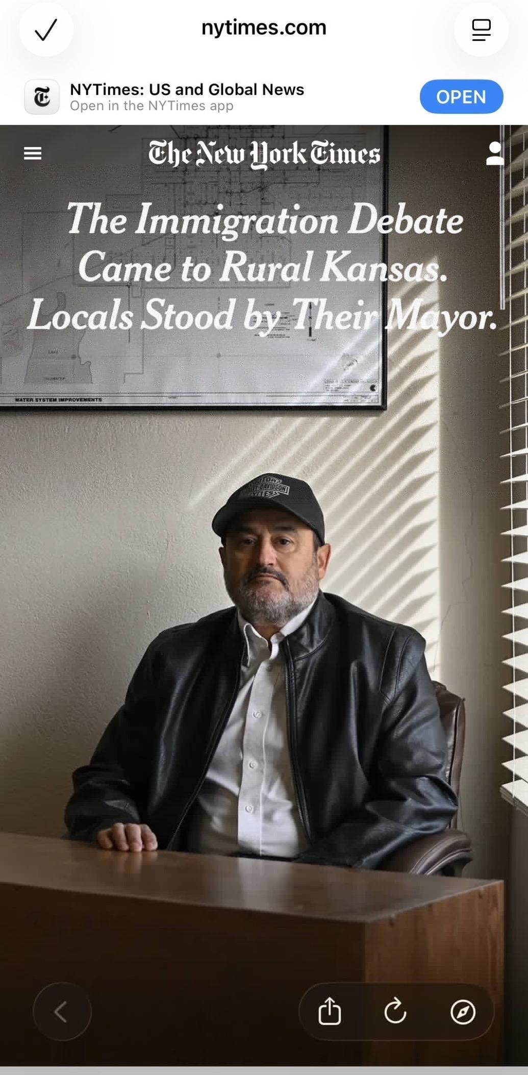 美国堪萨斯州一个小镇的镇长，自小从墨西哥移民美国，有绿卡，但未入籍，多次在选举中