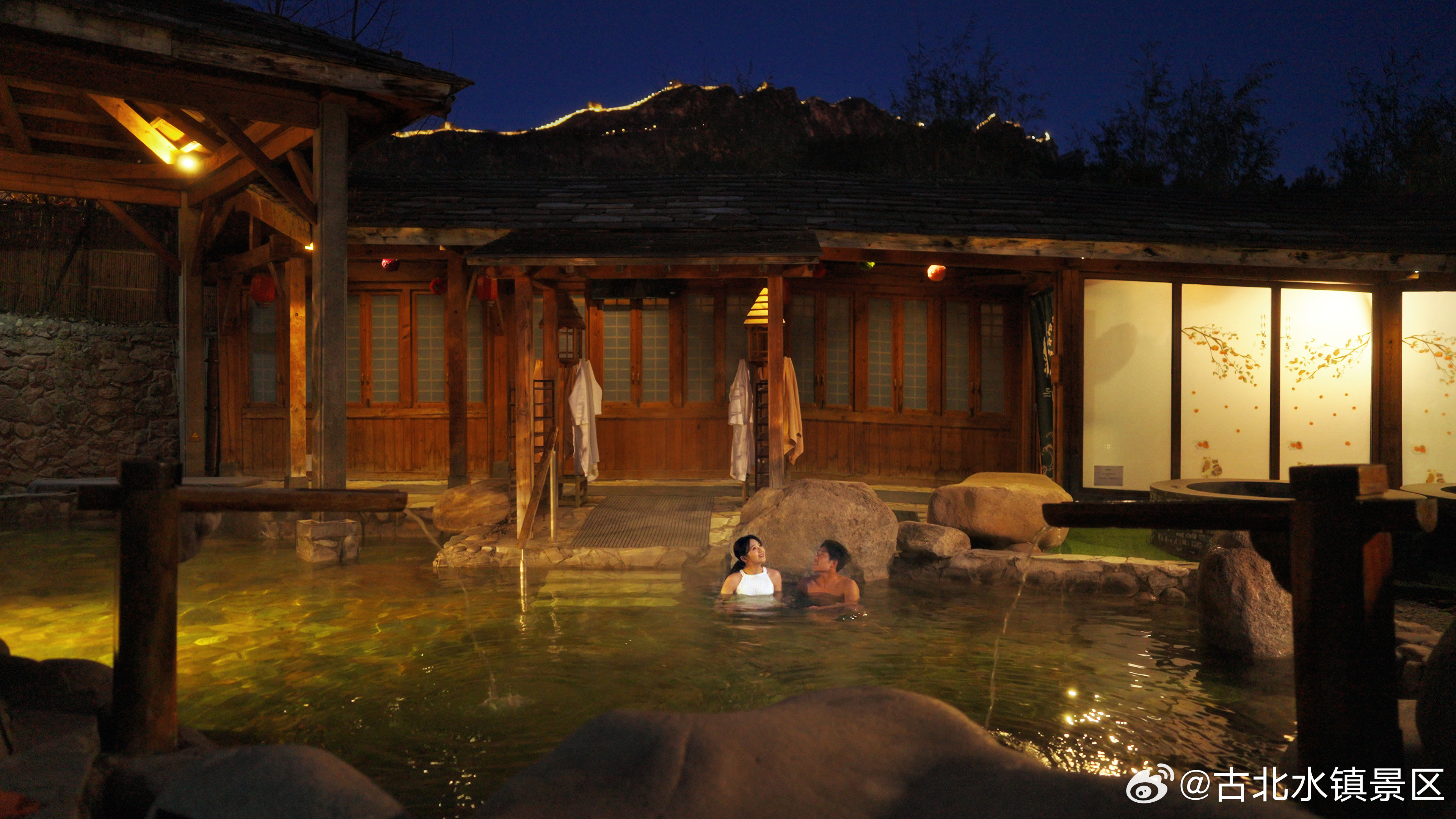 来水镇，把清晨泡进汤泉，让疲惫融化在日出前。早安，宝子们~