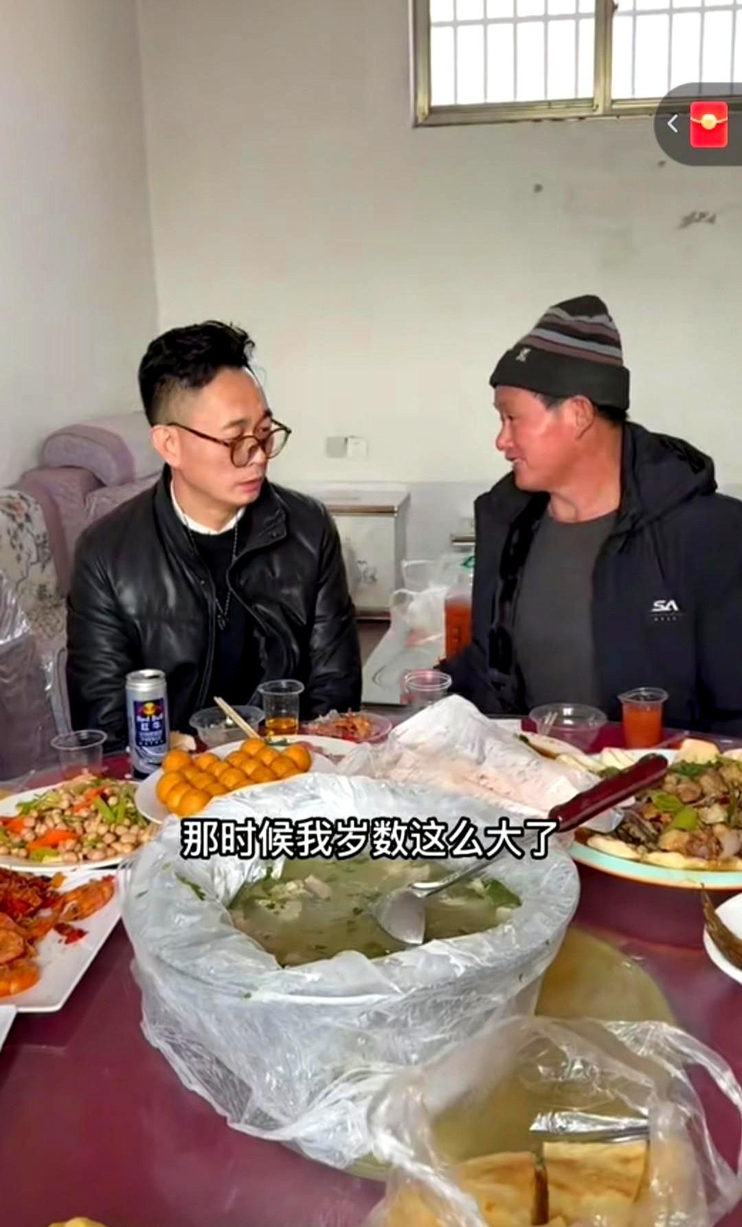 皮一哥去家访，别人家端出腊肉土鸡，超群家只有一碗清汤面。
网友炸了：这叫感恩？