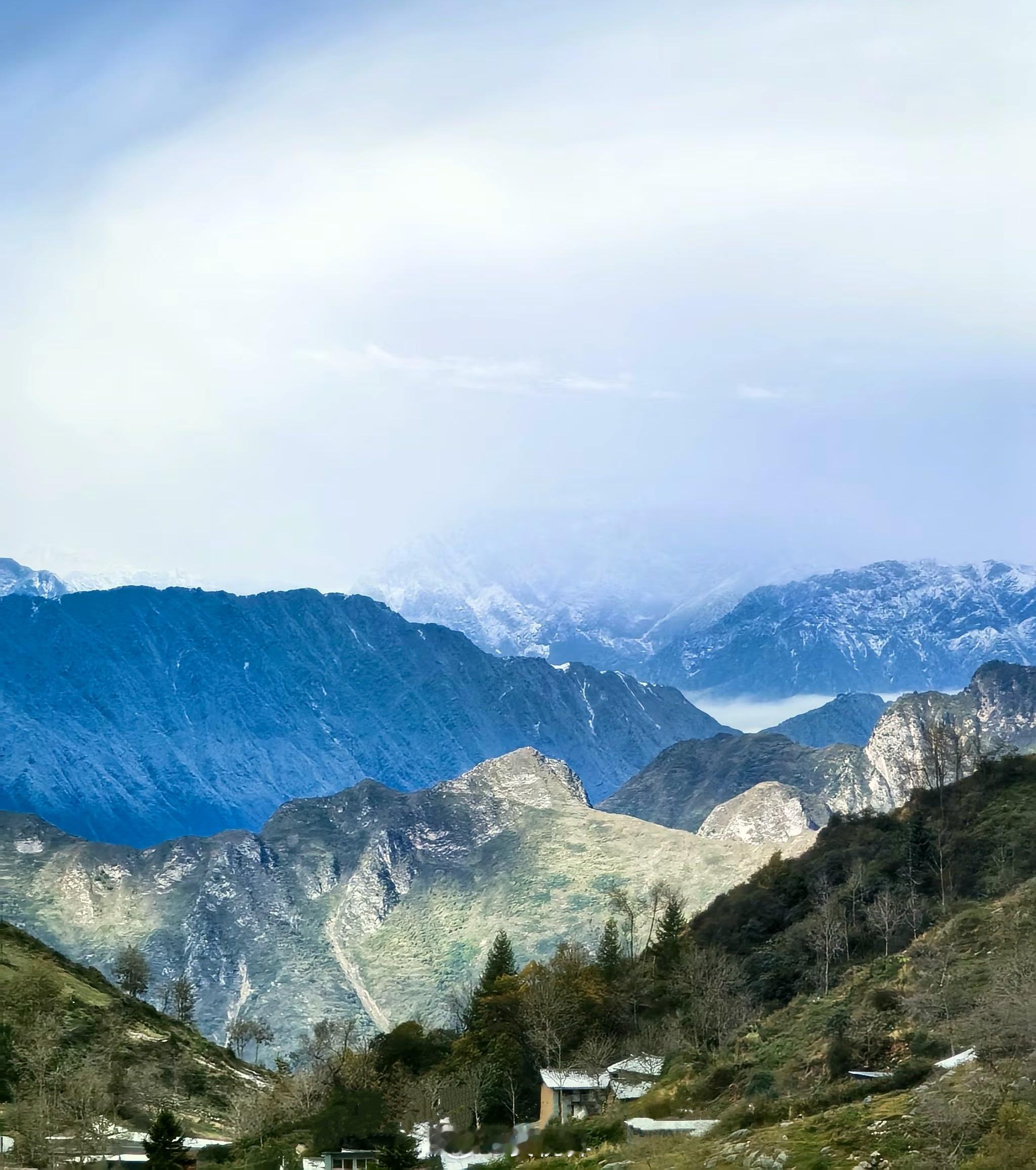 在评论里看到的这张图，那个网友说，他家门口，就是岷山，是“更喜岷山千里雪”中的岷
