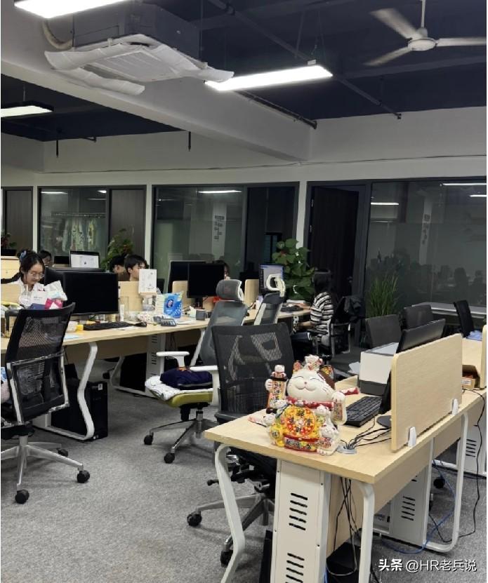 公司一个干的好好的95后小伙提离职了，先开始我们以为小伙是因为对工资不满意，特意