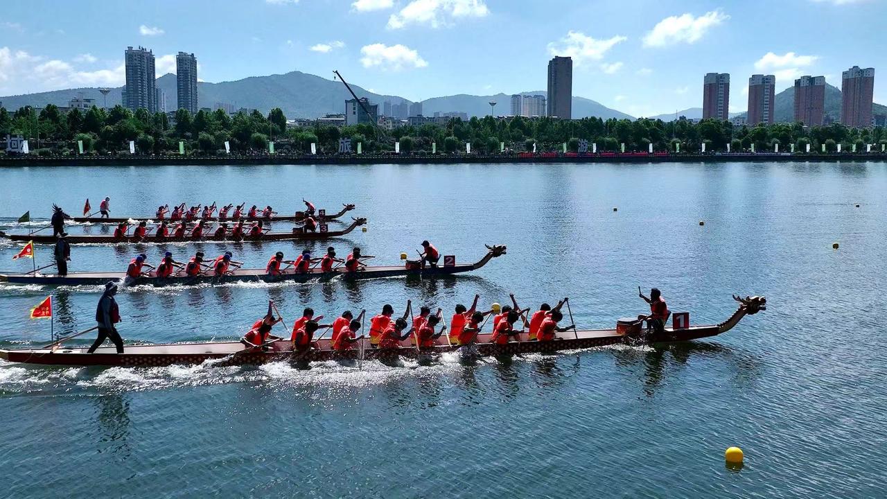 1000人同时在一条河上挥桨，是什么场面？

昨天，河南省第十四届中华轩辕龙舟大