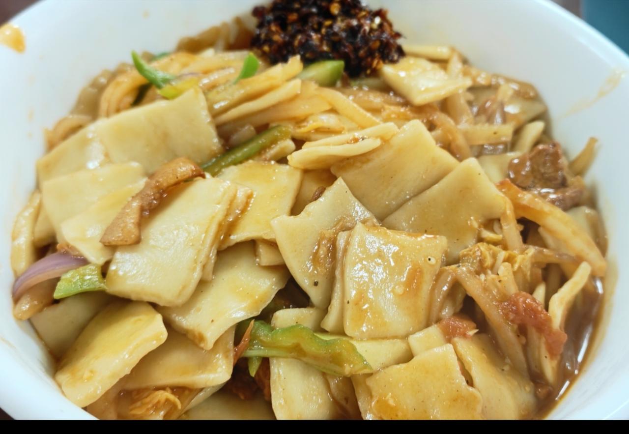 我找到了在甘肃最合适自己的吃法:

一份炒面片配一点本地辣椒，一碗清汤牛肉，有汤