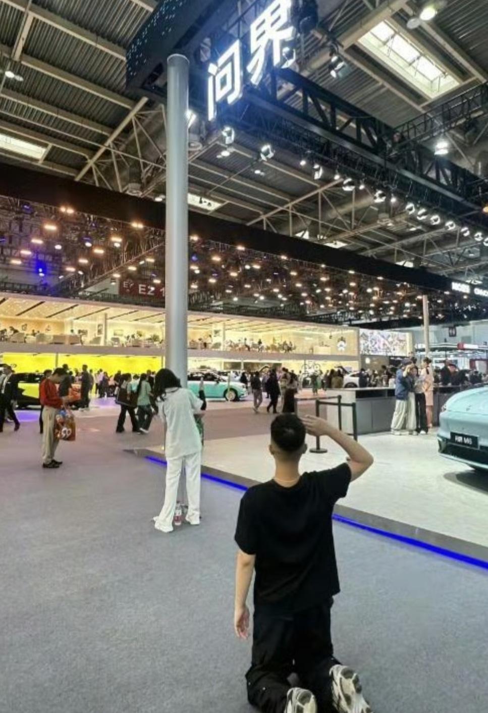 这些小孩跑到车展上表演给品牌下跪的行为艺术，

看到好多回了，他们想表达啥？