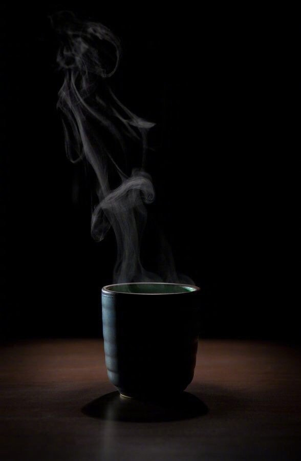 我从不迎合世俗的标准，我的痛苦与赤诚，只属于我自己，无需旁人理解评判。 