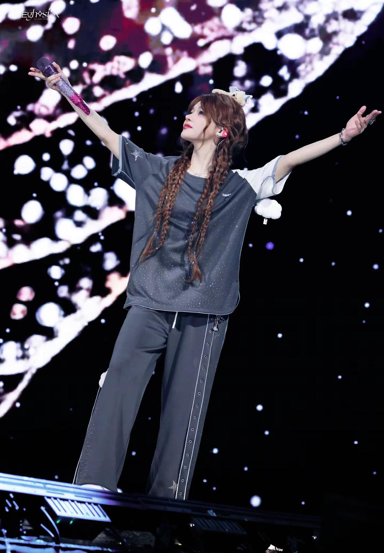 我们穿着顶级设计师的同款服装呼吸 同一片星辰大海的空气似乎 我们在这一刻共命运了