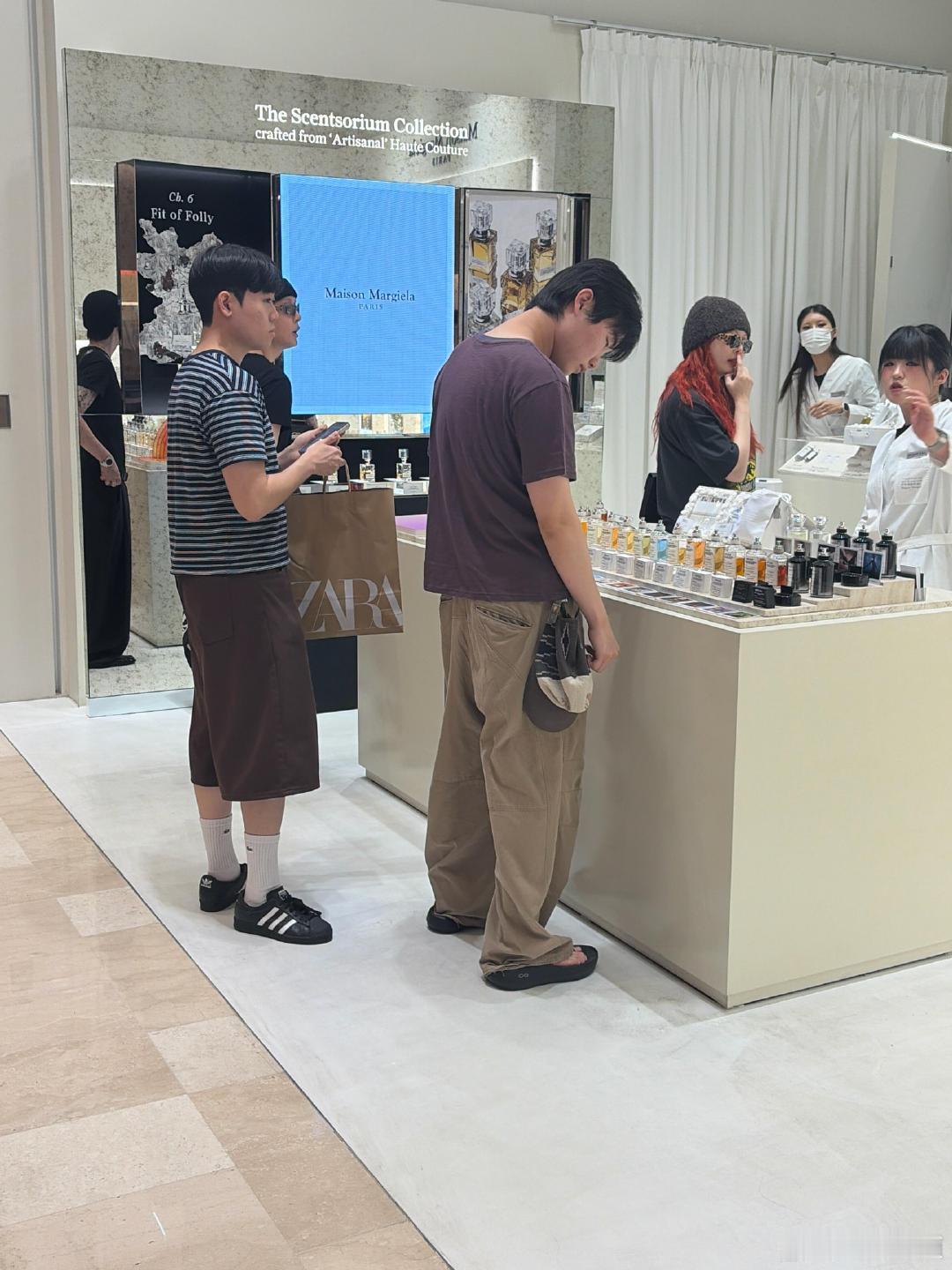 偶遇泫雅逛街逛街私底下的状态也太松弛了吧，戴个黑帽子跟在旁边的龙俊亨，这生活气息