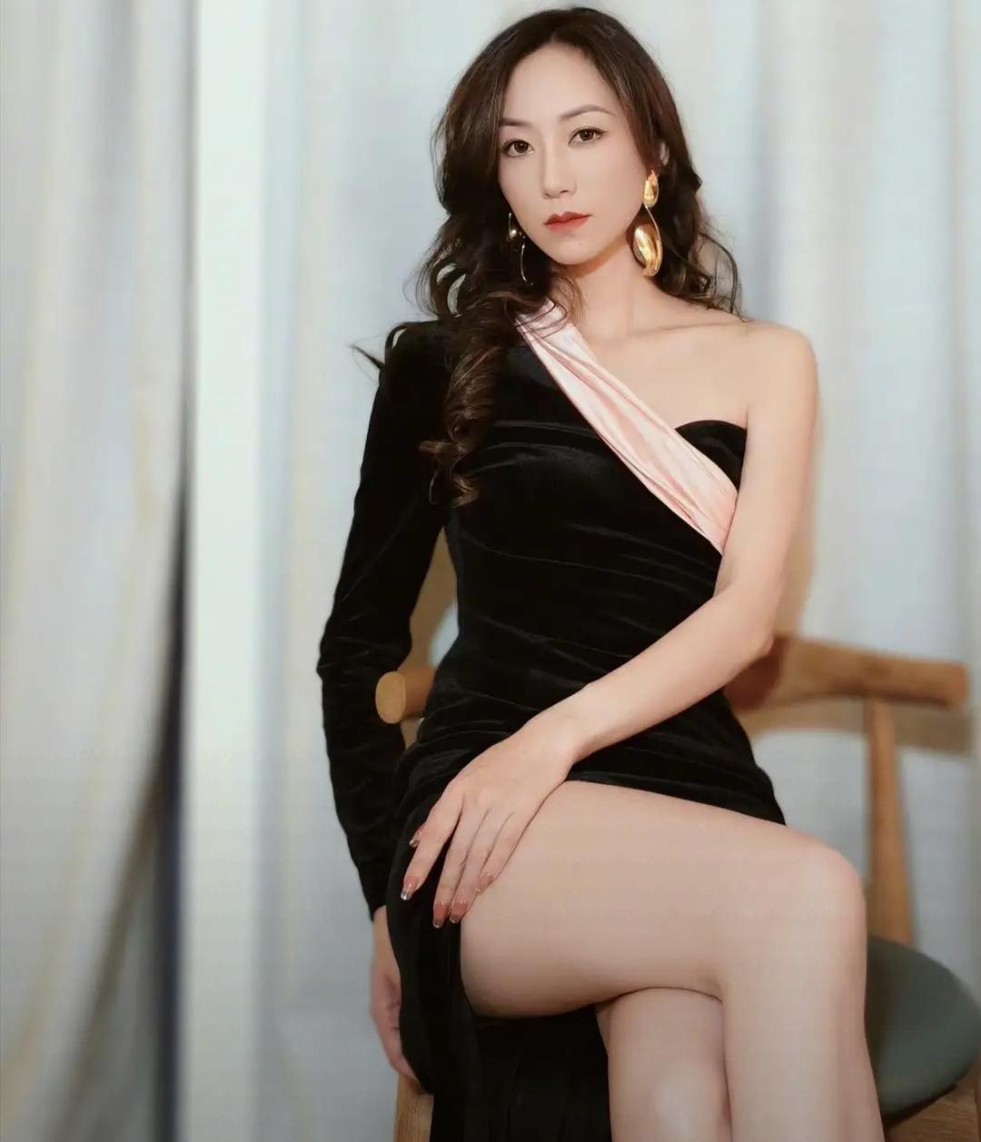 韩雪一袭黑丝绒斜肩裙美翻，高开叉秀长腿，气质清冷又妩媚娱乐 明星