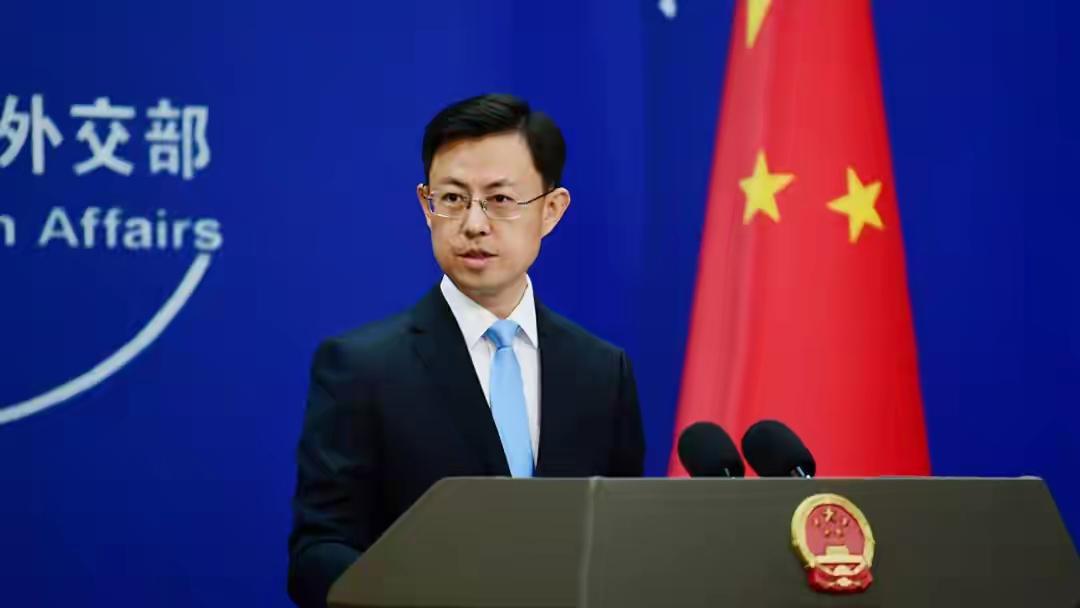 赶在普京抵京前，中方拿出最大诚意，王毅外长亲自为俄颁发奖章。

这一举动，看着是