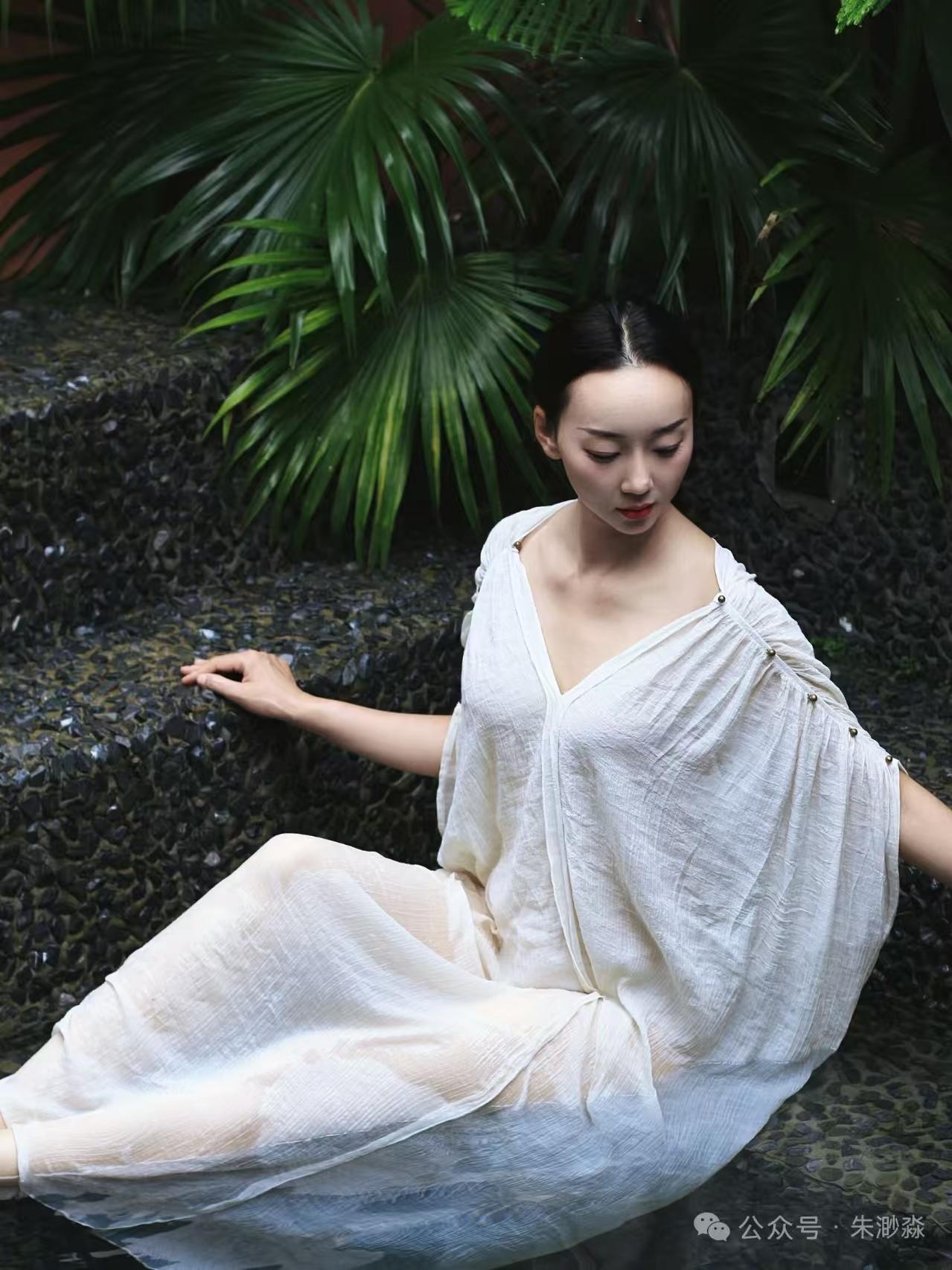 塞鸿秋·石池夏意
半池温软清欢漾，
白纱浸暖花轻放。
石池藏夏波心荡，
水色温柔