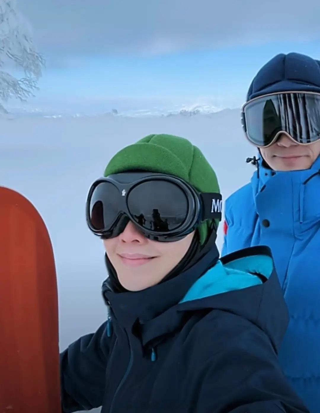 刘嘉玲情人节晒夫妻甜蜜合影，收到红玫瑰花束，老夫老妻还那么甜 