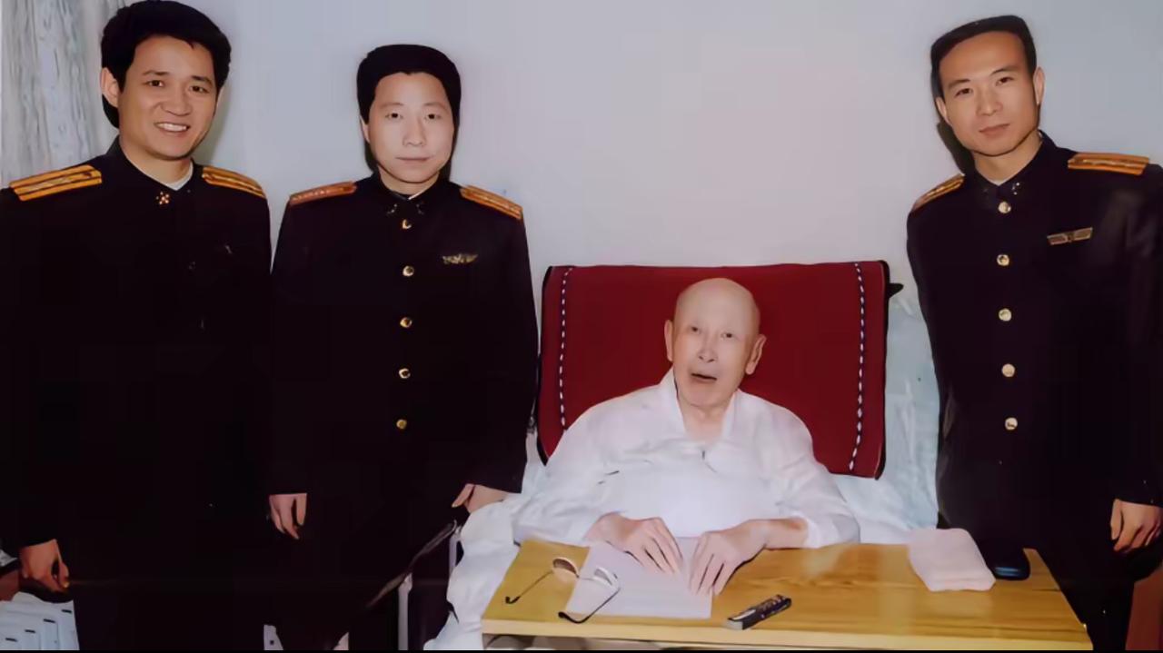 2006年，三位航天员看望钱学森的合影，我只认出了杨利伟，其他两个人是谁呀？一时