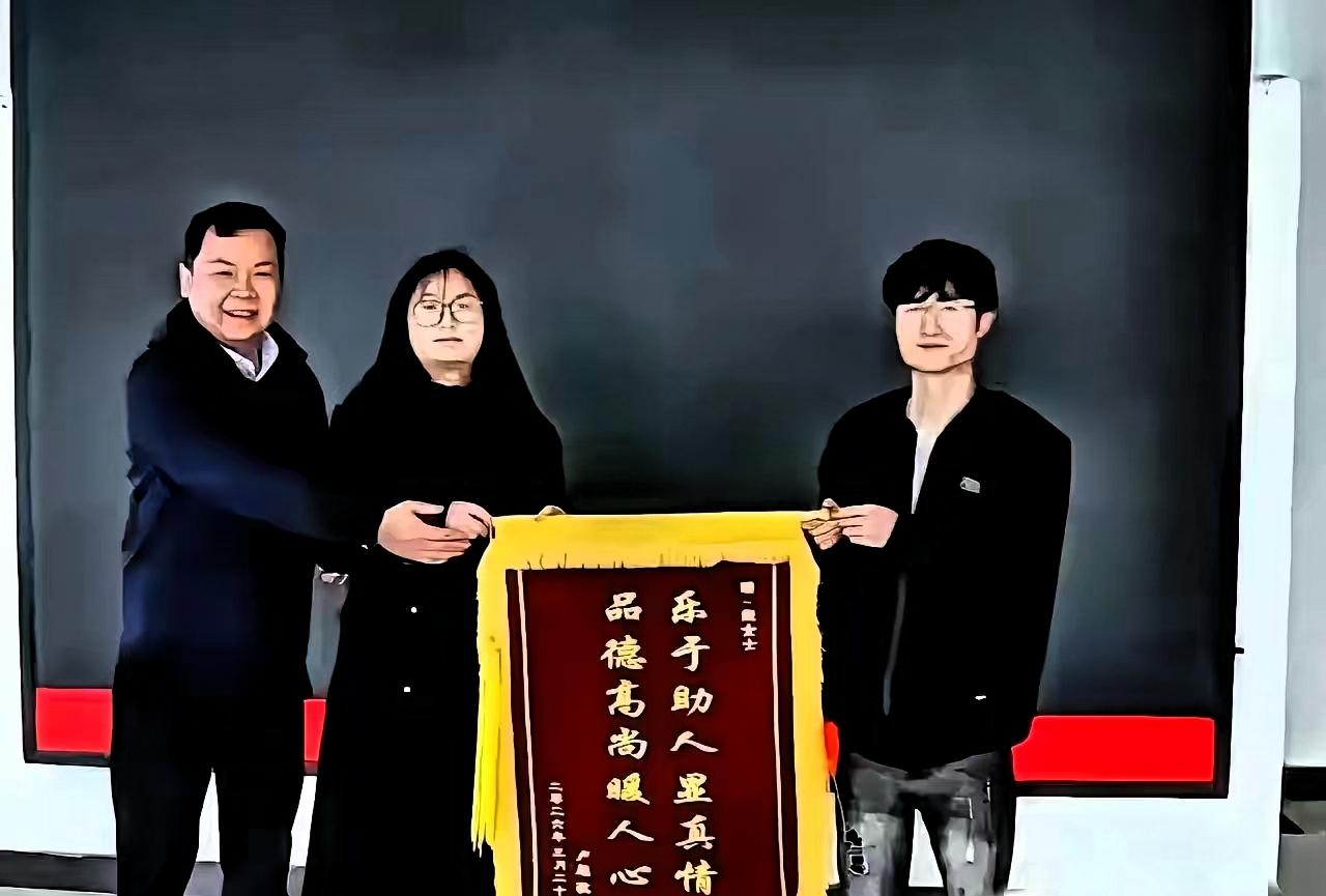 湖南，一网约车司机在接单途中突发疾病，于是他向后座的女乘客求助，没想到女乘客二话
