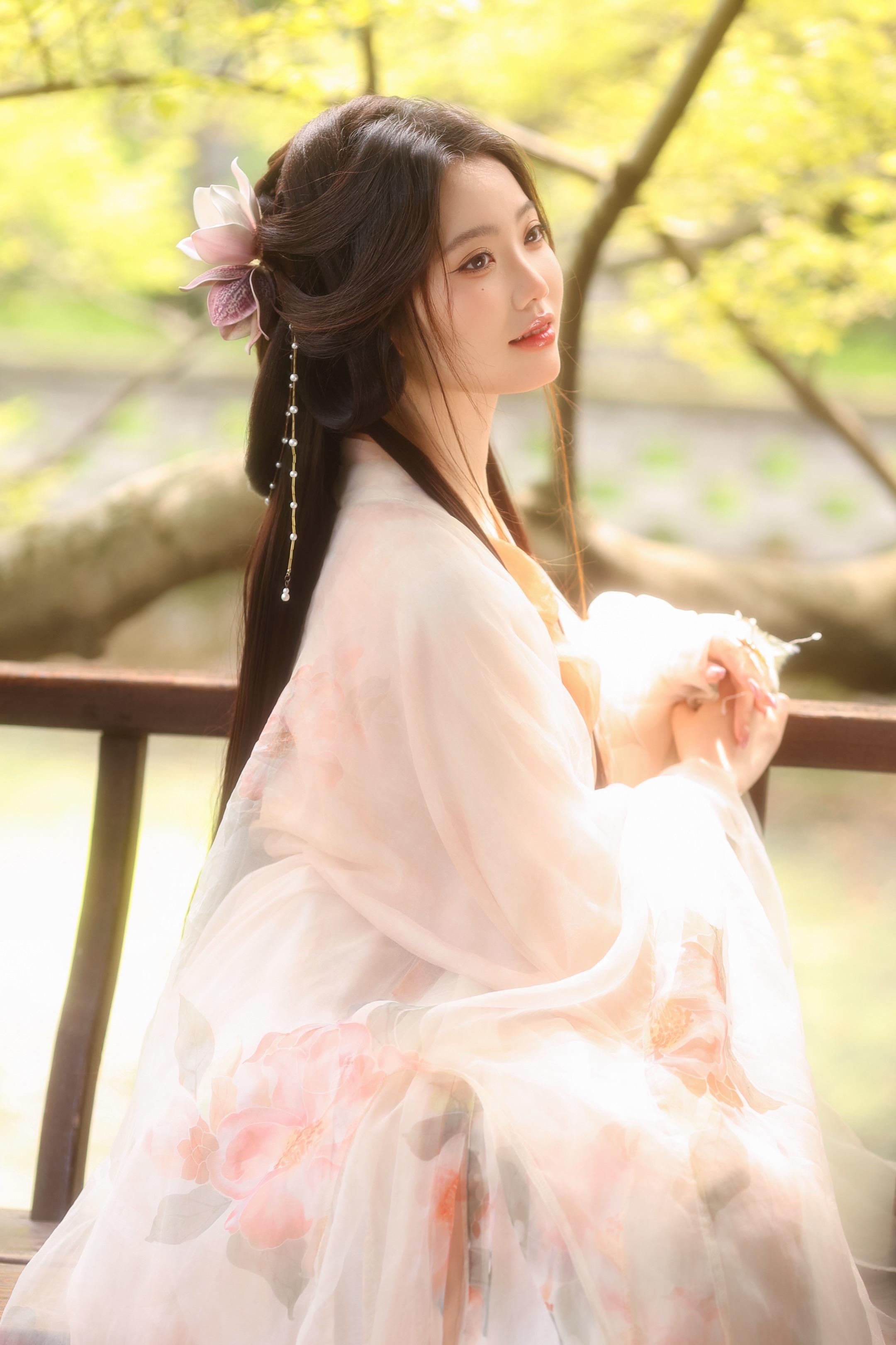 待到山花烂漫时，光影洒落间。她宛如云间的仙客，春日独行，风也温柔