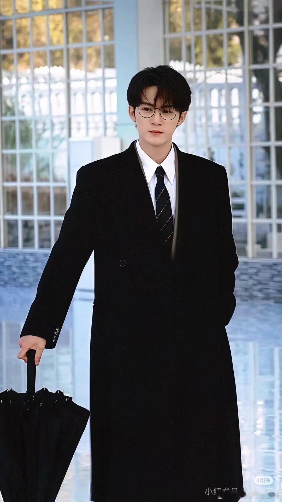 檀健次选片多少带点叛逆 檀健次和李兰迪《滤镜》服化真的很有质感，而且两个人还都经