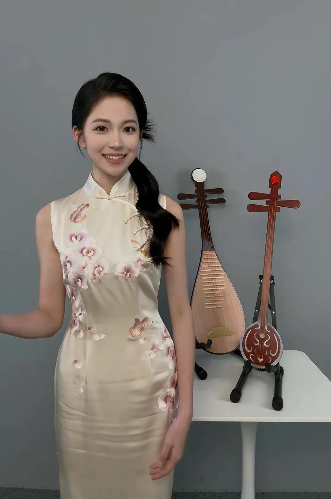 说是今年资质最好的艺考生！
不说别的，这气质是挺好的，会古典乐器，身段也婀娜，就