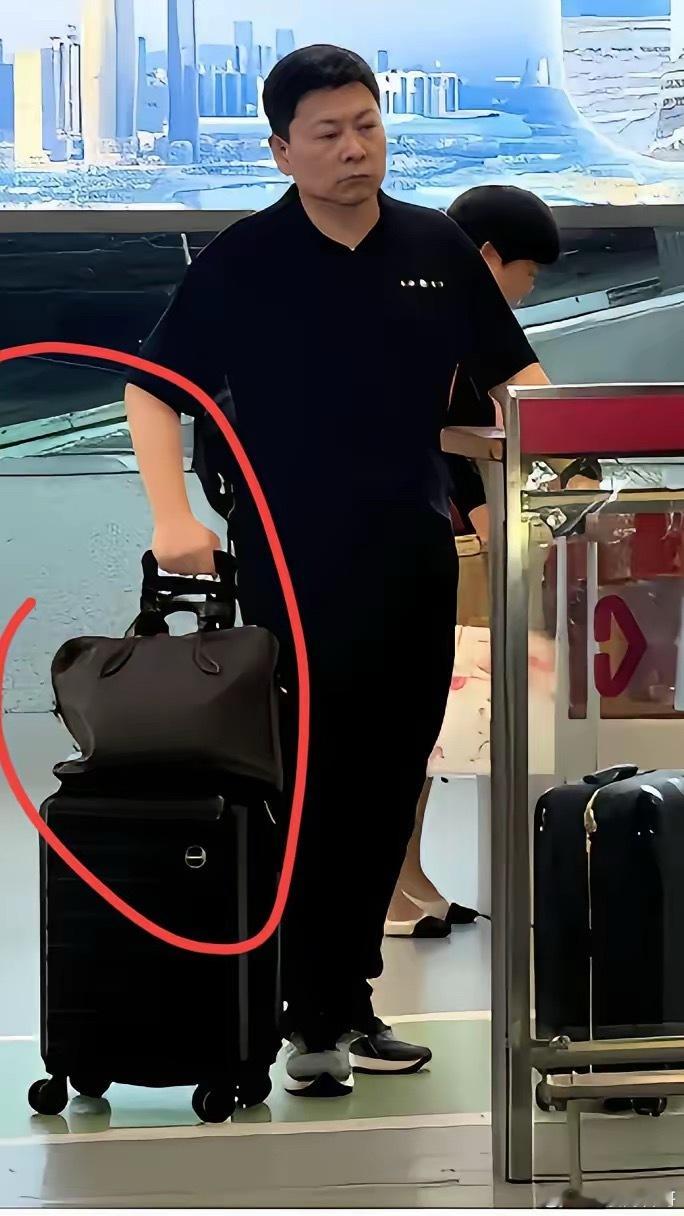 余承东这么大老板，低调的不像话！从来都是自己孤身一人，没有助理，没有司机，更没有