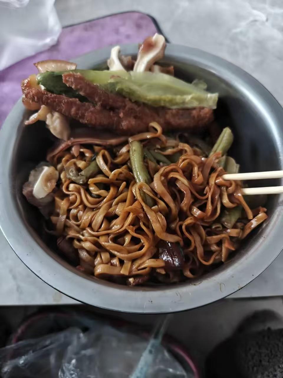 我是真服了，血糖又又又高了。一次放纵，中午外卖点了份炒饭又加了碗炒面，结果一下就