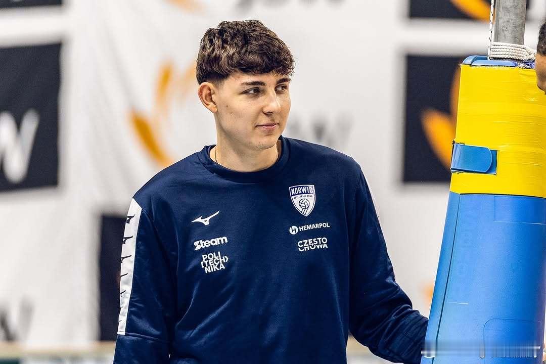 世锦赛铜牌波兰年轻的副攻诺瓦克手指骨折，将缺阵一段时间。男排国际排坛动态