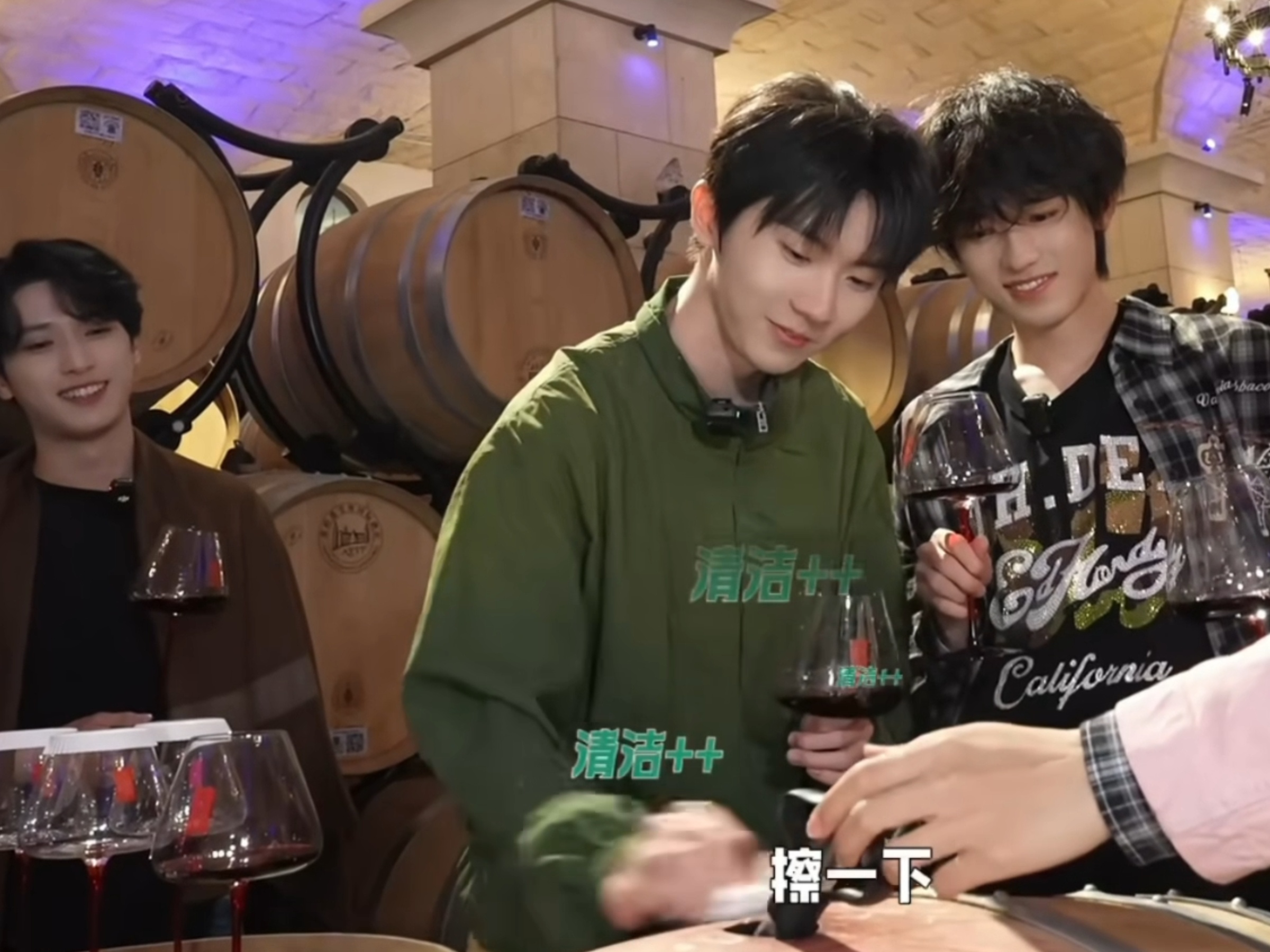 如此爱干净爱收拾的一个男孩儿，又想起马嘉祺说出门前爱收拾房间，搬来和我住吧哥哥我
