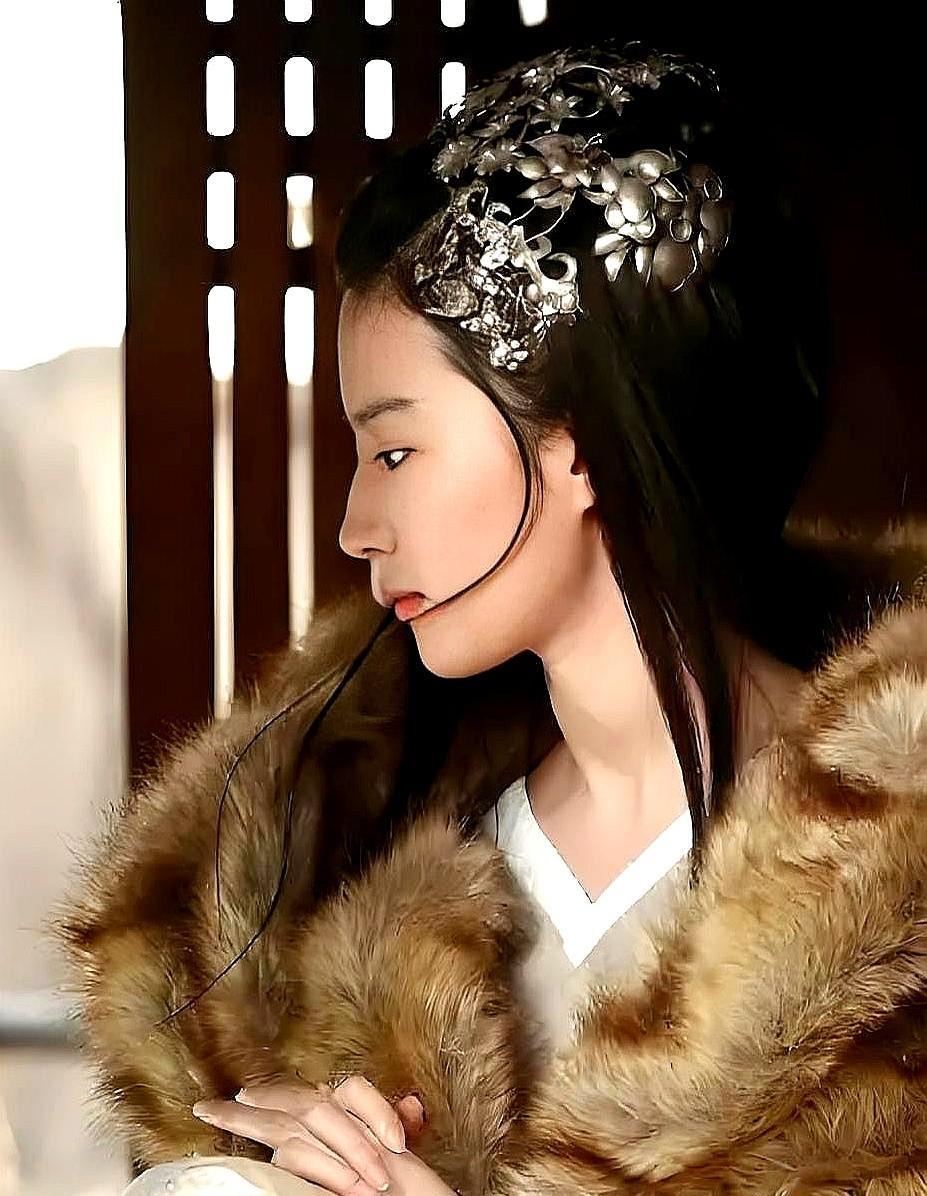她没演戏，她在布局。
一条白裙子，九条尾巴，热搜炸了。
不是仙女下凡，是资本在试