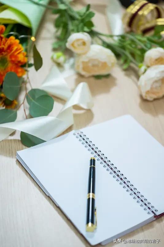 患者送笔花束 医生们一拥而上 患者送笔花束，医生们一拥而上，这画面太有爱了！某市