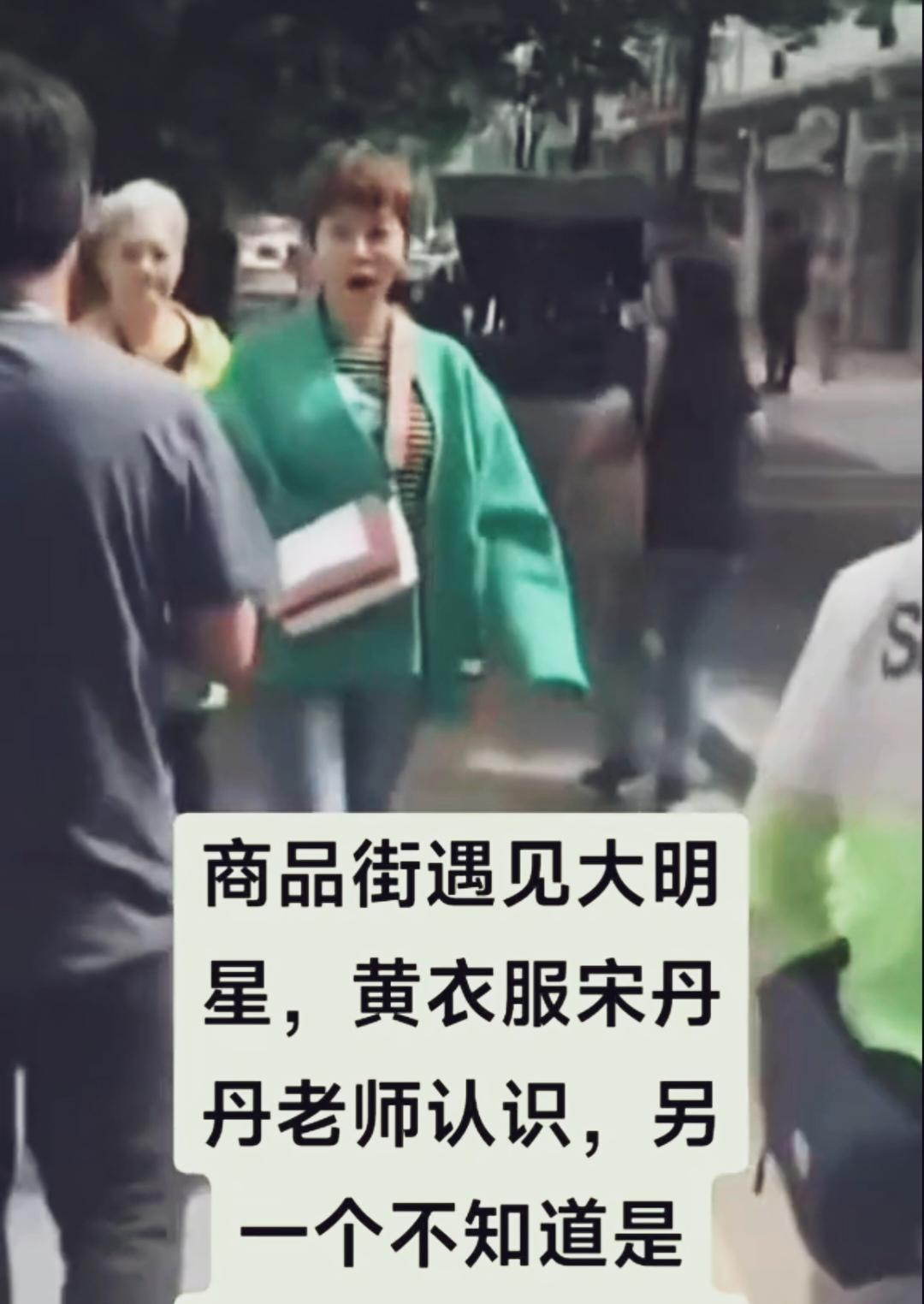 她65岁，白发上红毯，下场就拆发型，说头皮紧得想哭。
不靠滤镜，不装年轻，康复训