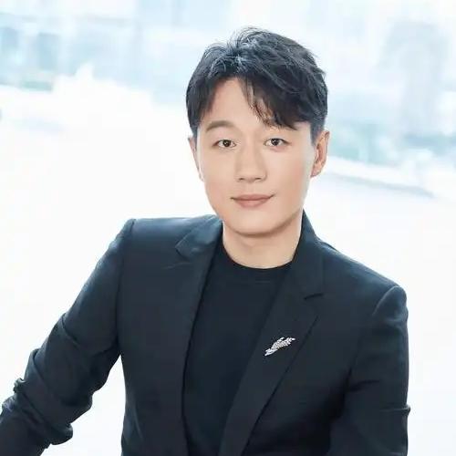 演员吴越说：“佟大为是一个特别让人相信的人，他会经常问我一些我私人的生活，我也会