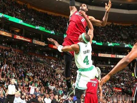 詹姆斯隔扣 是 NBA 赛场上的经典画面。北京时间 2025 年 12 月 11