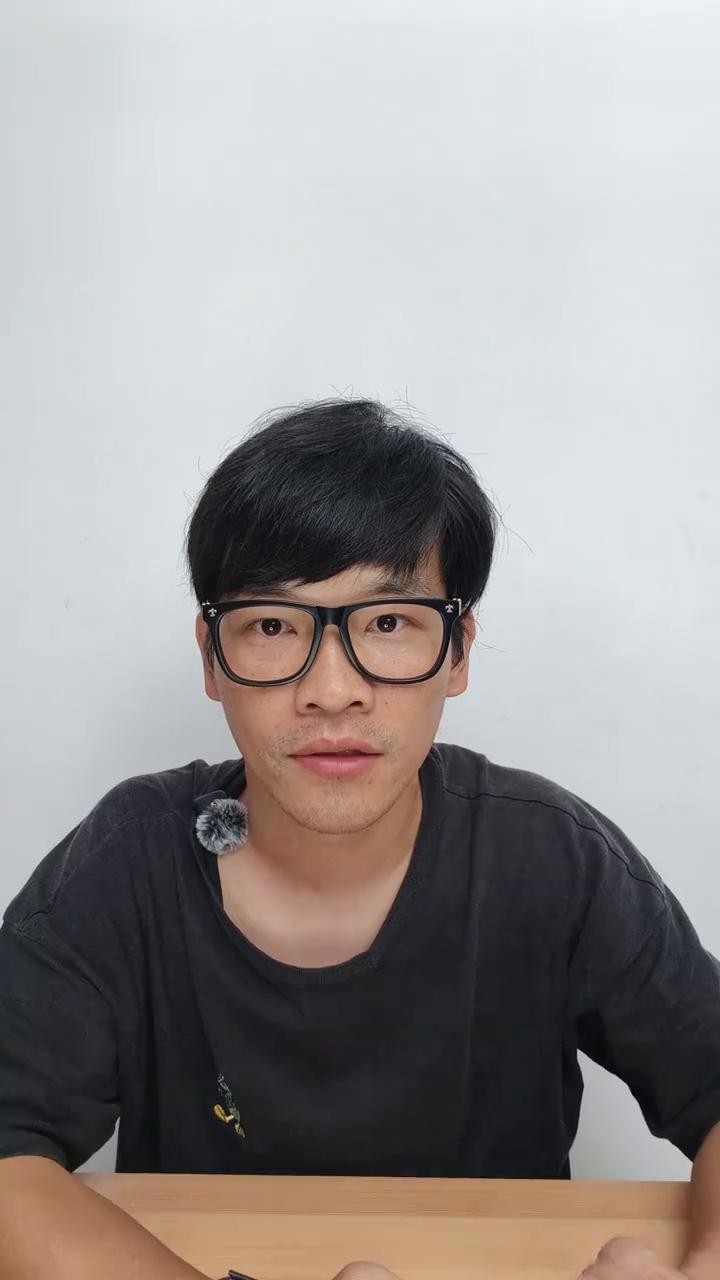 荣耀机器人方程豹展台打卡。
在北京的车展，方程豹的展台来了一个特别的车模，它就是