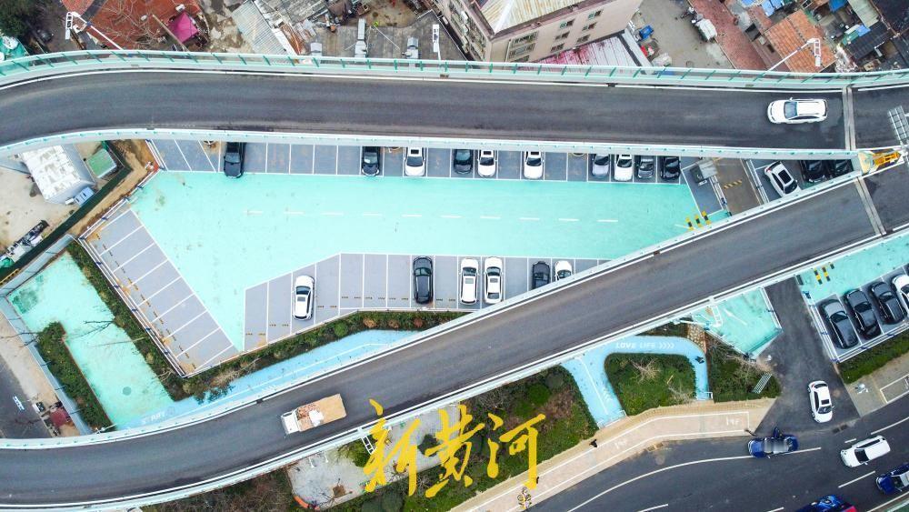 3月16日，位于济南玉函立交桥环形匝道下方的一处新停车场已经启用，新增约50个停