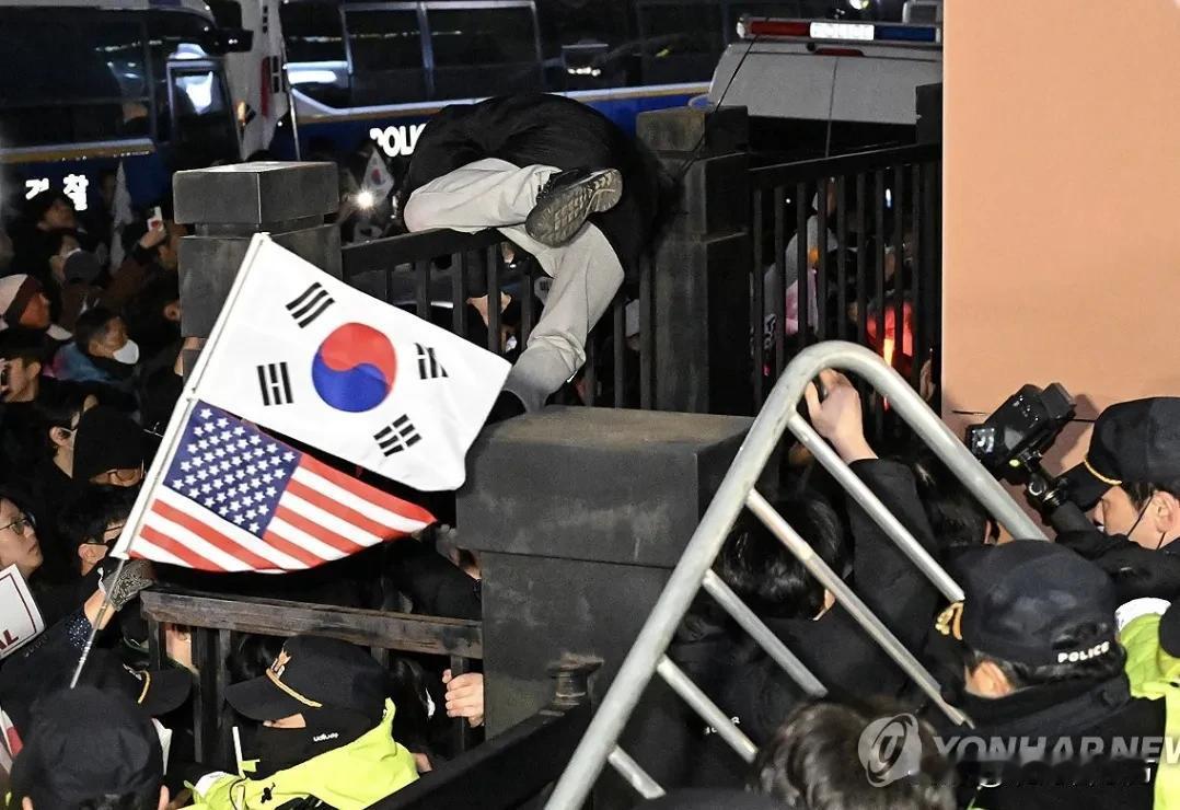 快讯：韩国首尔发生局部暴乱，尹锡悦支持者抢夺警察盾牌、打破西部法院窗户，闯入室内