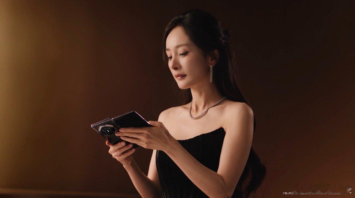 杨幂沉浸式ASMR开箱循环观看杨幂ASMR开箱，极简的镜头，悦耳的音效，将展翼三