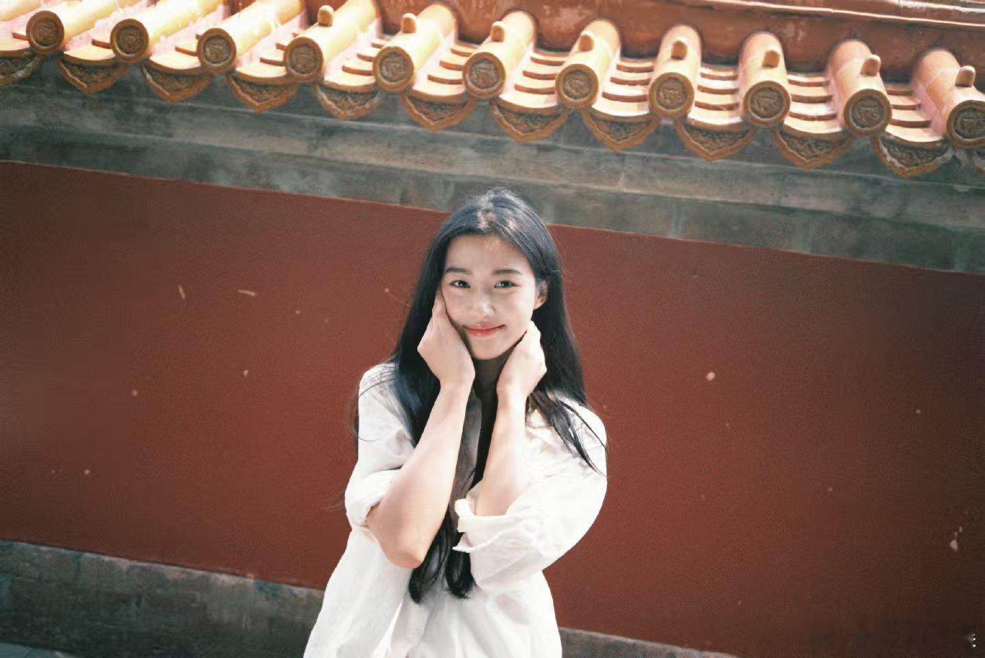 卢昱晓好明媚的美卢昱晓红墙写真卢昱晓红墙写真，好明媚的美，[哇][哇] ​​​