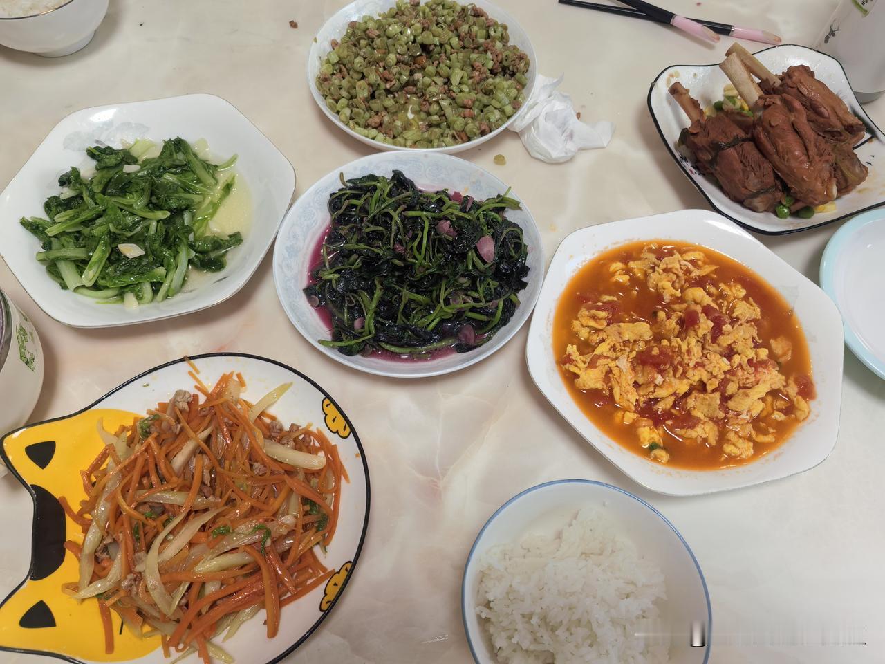 现在家里喝的水，是塑料桶在小区里面打回来的，是过滤过的水。

我家队友就说武汉的