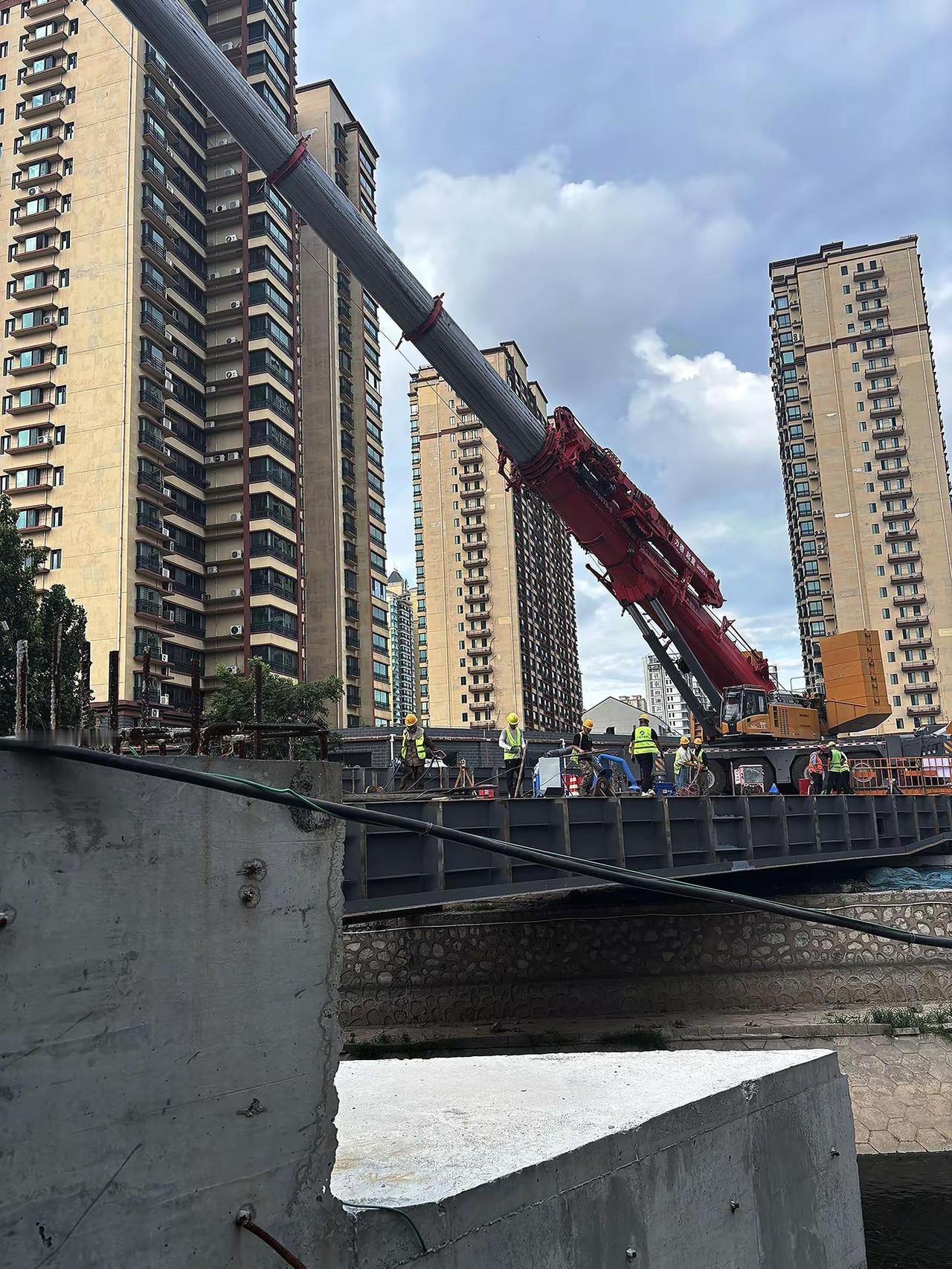 石家庄新石北路联通塔北路工程正在安装钢箱桥，距离通车又近一步，周围市民出行更加方