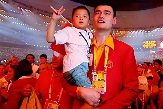 被姚明抱上奥运的汶川小英雄，17年前发誓考清华，如今活成了这模样
 
编辑‖夏雨