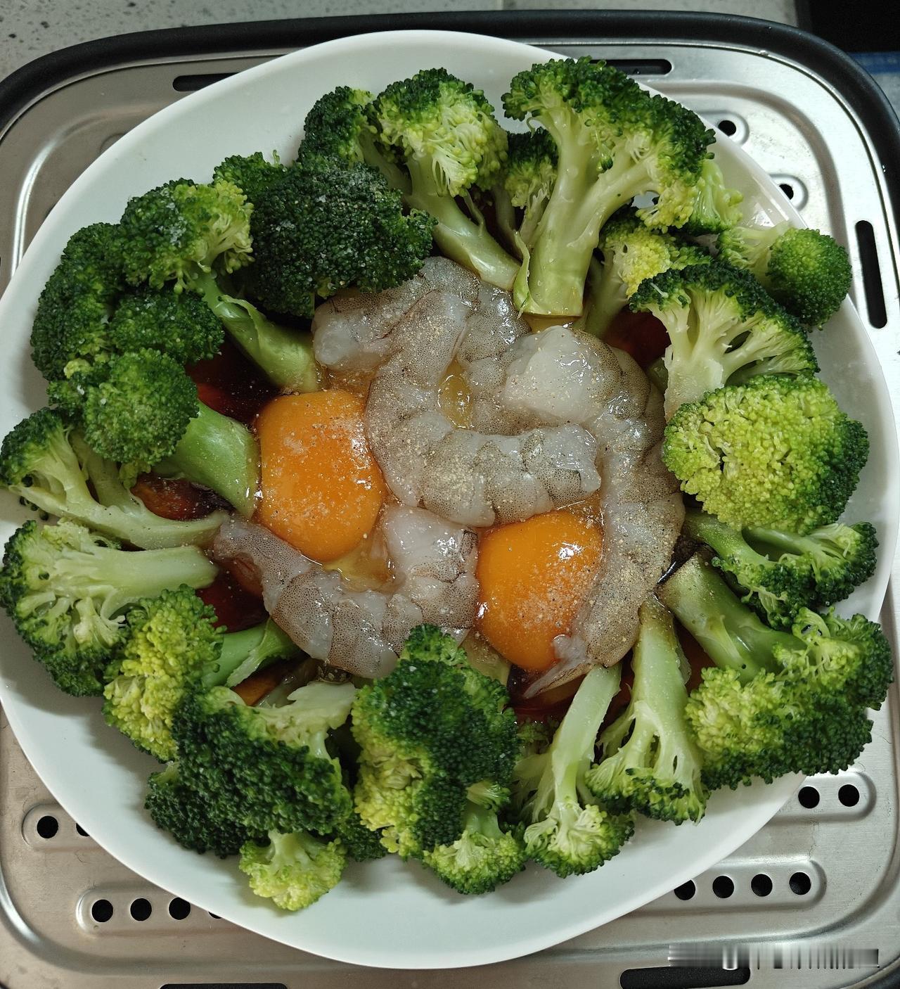 学会了一道孩子长高菜。
西兰花虾仁蒸蛋，老公说，在网上看到一道菜，说什么可以助孩