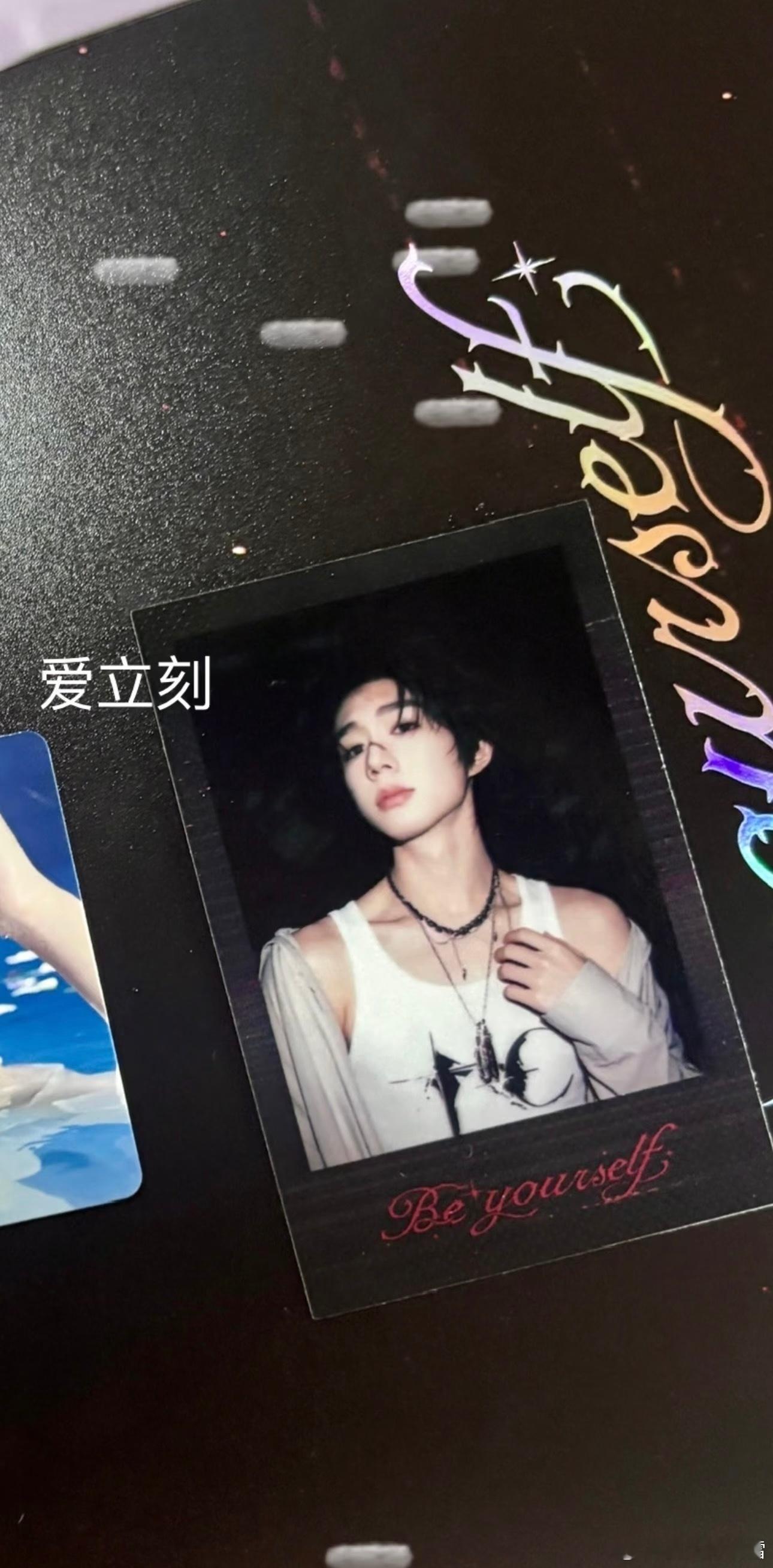 陈奕恒水下写真陈奕恒生周手写信✨被陈奕恒生周物料狠狠打动，水下镜头灵动动人，手写