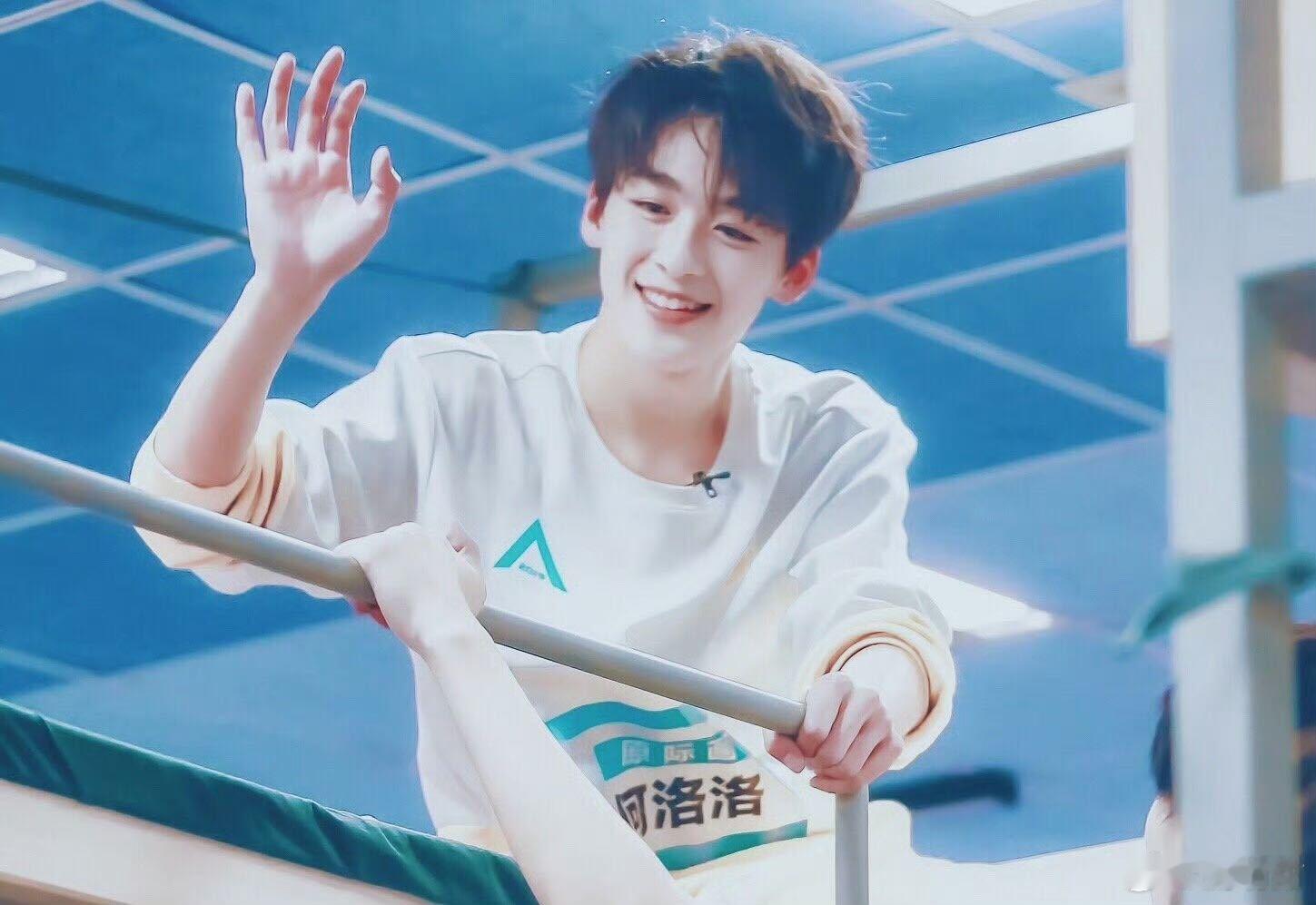 何洛洛还留着创造营的粉红豹  谁被何洛洛的粉红豹狠狠打动！珍藏着创造营的回忆，走