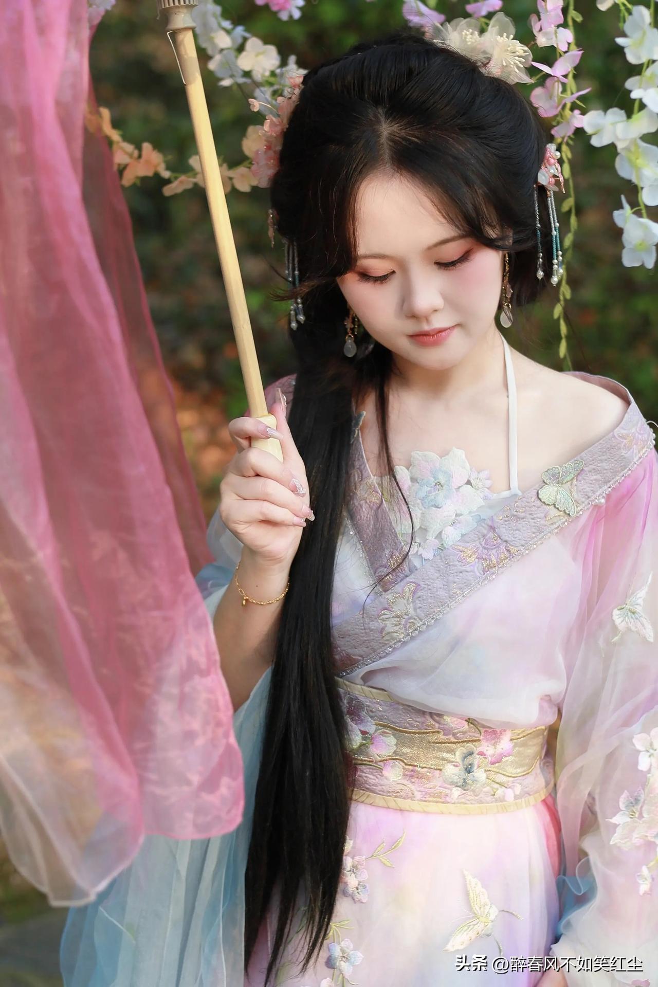 花间仙子，轻纱拂面。美的像仙子 绿裙蝶舞仙境 蝶舞轻纱