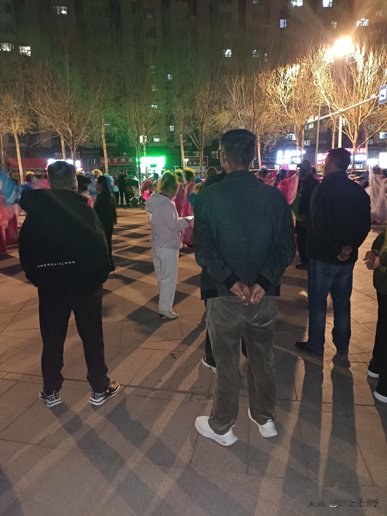 防止吸二手烟
傍晚，公园里人山人海，有散步的，有跳广场舞的，有弹奏乐器唱歌的，热